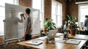 Copywriter escrevendo ideias em quadro branco